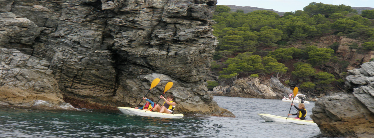 kayaks remando entre las rocas
